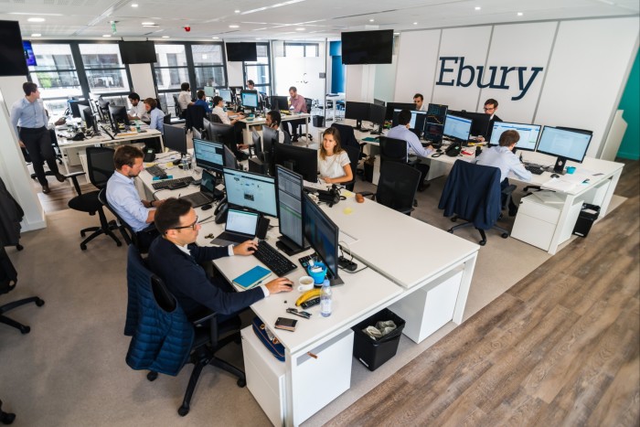 Сотрудники Ebury работают в своем офисе