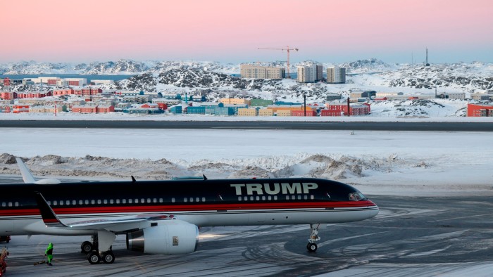 Самолет, предположительно на борту американского бизнесмена Дональда Трампа-младшего, прибывает в Нуук, Гренландия, 7 января 2025 года. 