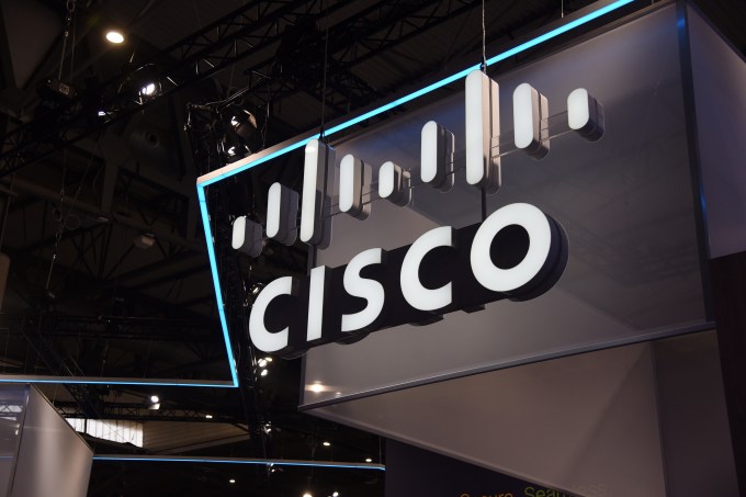 Стоковое изображение логотипа Cisco и знака из потолка конференц -центра