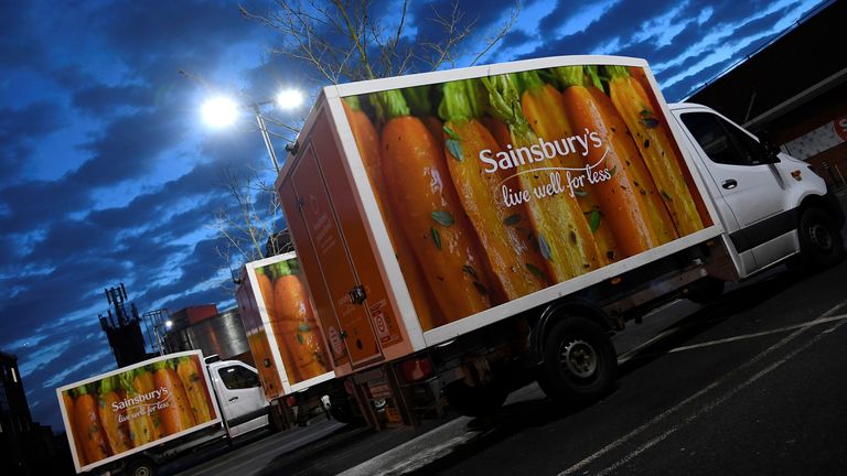 Вывеска Sainsbury's видна на фургонах доставки в филиале супермаркета в Лондоне, Великобритания, 8 января 2020 года. REUTERS/Тоби Мелвилл