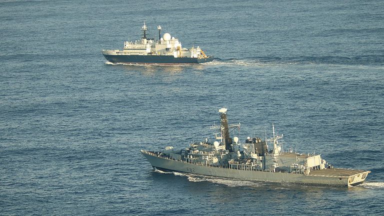 HMS Somerset Flaning Russian Ship Yantar возле британских вод.  PIC: Королевский флот/PA