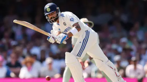 Getty Images Virat Kohli из Индии летучих мышей в течение второго дня пятого мужского тестового матча в серии между Австралией и Индией на Sydney Cricket Ground 4 января 2025 года в Сиднее, Австралия. 
