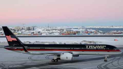 Самолет с логотипом Трампа в аэропорту Нуука, Гренландия.