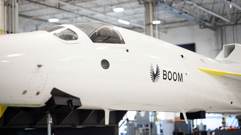 Демонстрационный самолет XB-1, который Boom Supersonic использует для проверки более чем 50-летних улучшений в технологии для предлагаемого самолета, увертюра, с которой они надеются воскресить коммерческие сверхзвуковые авиаперевозки по всей Атлантике, наблюдается в Сеньси, Колорадо, США, США. , 13 августа 2021 года. Фотография сделана 13 августа 2021 года. Reuters/Alyson McClaran.