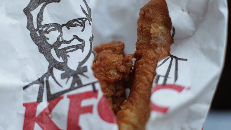 Пакет курицы KFC в Лондоне. Местный совет подтвердил, что новому складскому комплексу, находящемуся в центре проблем с доставкой курицы KFC, еще не была предоставлена ​​регистрация, необходимая по закону для его работы.