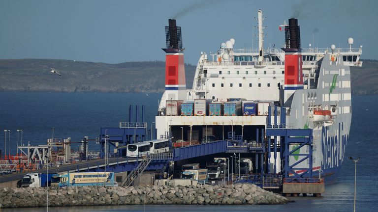 Грузовики высаживаются с парома Stena Line, недавно прибывшего из Дублина, в порту Холихед в Холихеде.  Фото Рейтер