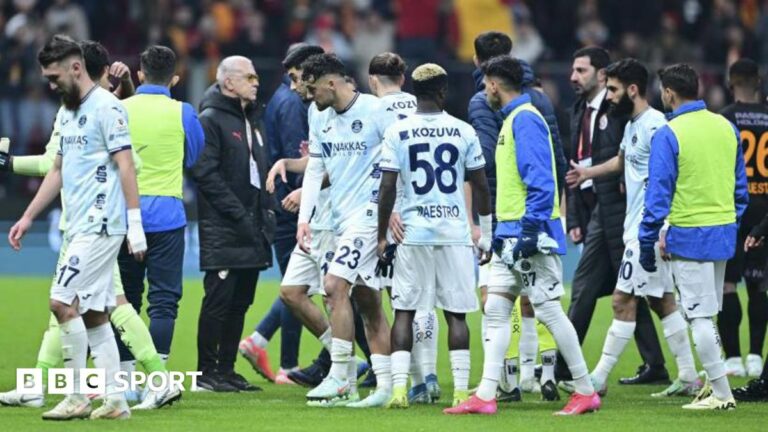 Adana Demirspor v Galatasaray: Команда бросает турецкую игру Super Lig в пенальти протест