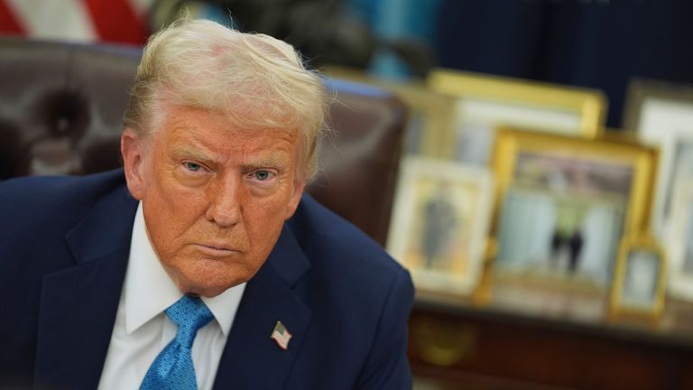 Президент Дональд Трамп говорит с журналистами. PIC: AP Photo/Evan Vucci