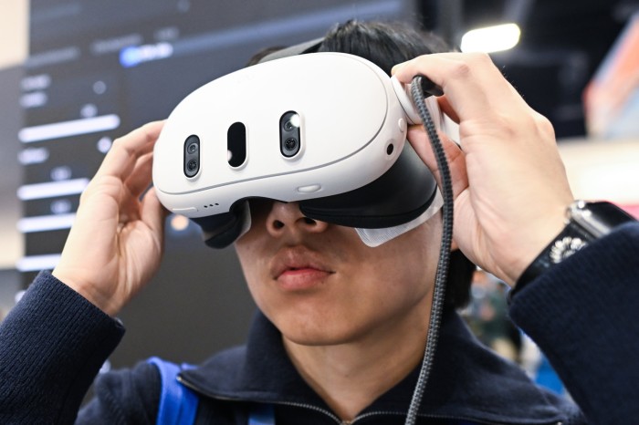 Участник исследует гарнитуру Meta Quest 3 смешанной реальности, увиденная на CES 2025 в Лас -Веге