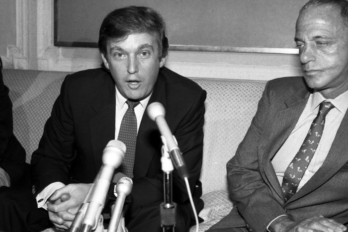 Дональд Трамп с адвокатом Роя Кона в 1980 -х годах