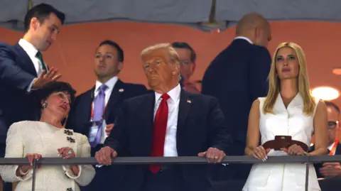 Getty Images New Orleans Saints Владелец Гейл Бенсон, президент США Дональд Трамп и Иванка Трамп смотрят во время Super Bowl Lix в Caesars Superdome