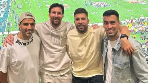 Instagram/Jordialbaoficial Inter Miami's Lionel Messi, Luis Suarez, Jordi Alba и Sergio Busquets каждый посещал Super Bowl 59