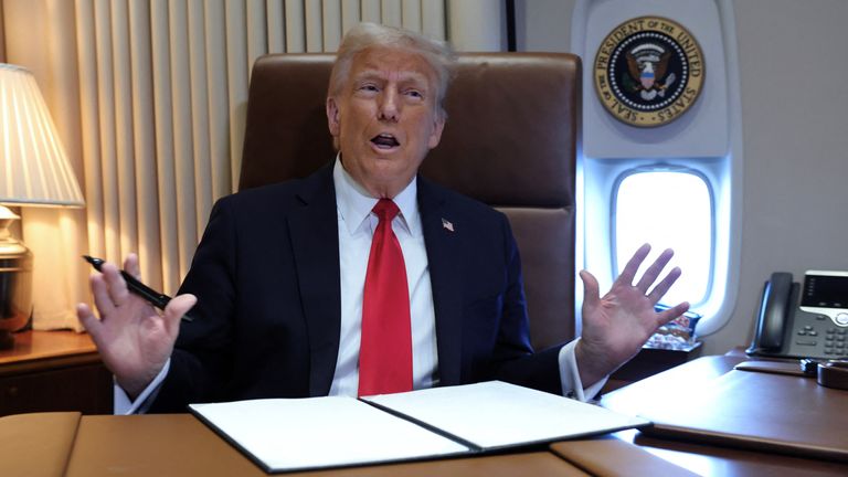 Дональд Трамп поговорил с журналистами в Air Force One: Reuters