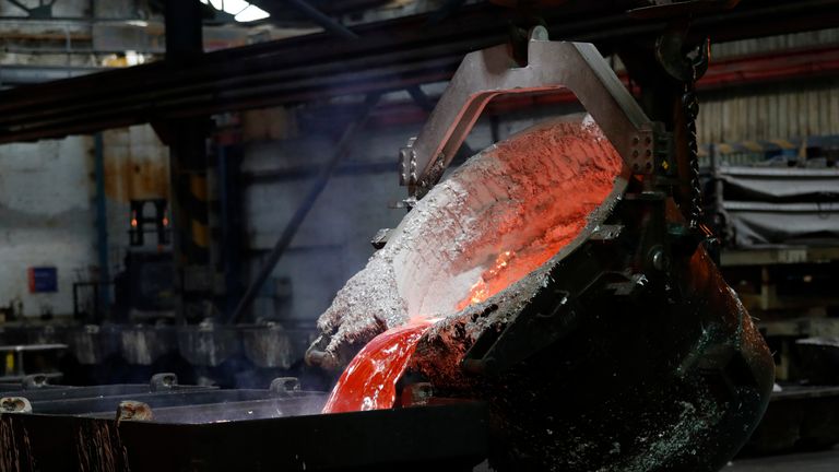 Molten Aluminum выливается в день завершения сделки с 330 миллионами фунтов стерлингов на покупку последнего оставшегося британского алюминиевого завода в Форт -Уильям Лочабера Шотландии, Британия 19 декабря 2016 года.