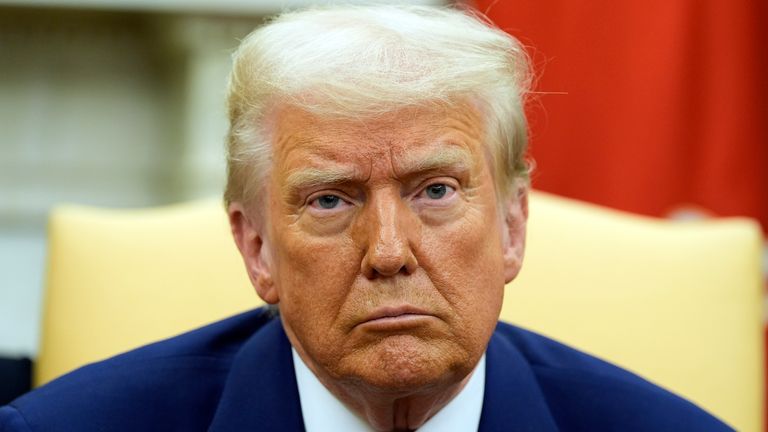 Президент Дональд Трамп слушает, когда он встречается с премьер -министром Индии Нарендрой Моди в Овальном офисе Белого дома, в четверг, 13 февраля 2025 года, в Вашингтоне. (Фото/Алекс Брэндон)