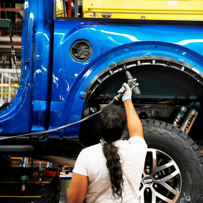Собрание работает на грузовике Ford F-150 на заводе сбора, в Дирборне, штат Мичиган