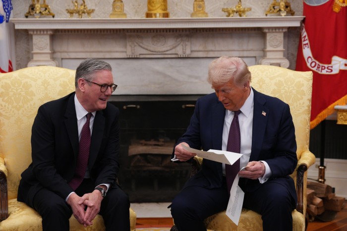 Трамп получает приглашение от короля Чарльза, предоставленного ему Стармером во время их встречи в Овальном кабинете