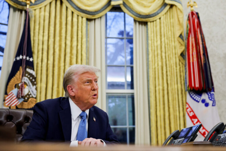 Трамп налагает обещанные тарифы на Канаду, Мексику и Китай, повышая риск более высокой инфляции