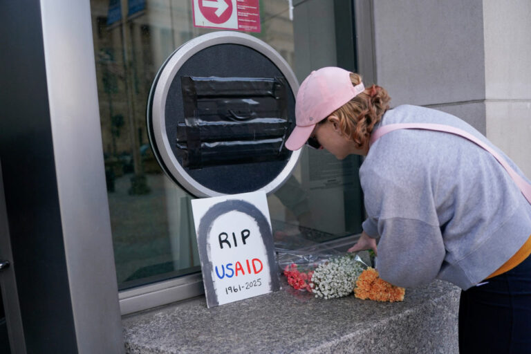 Администрация Трампа временно заблокирована от размещения 2200 работников USAID в оплачиваемый отпуск