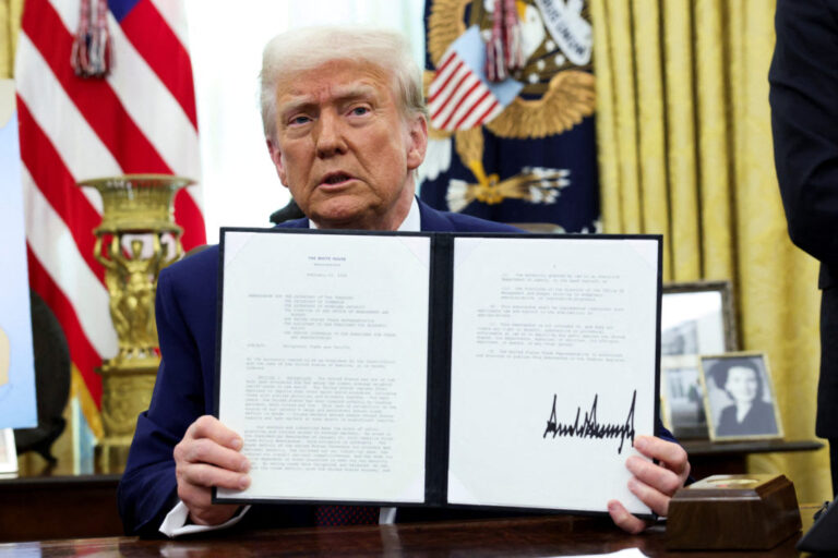 СМОТРЕТЬ: Трамп дает замечания после подписания плана взаимных тарифов на торговых партнеров