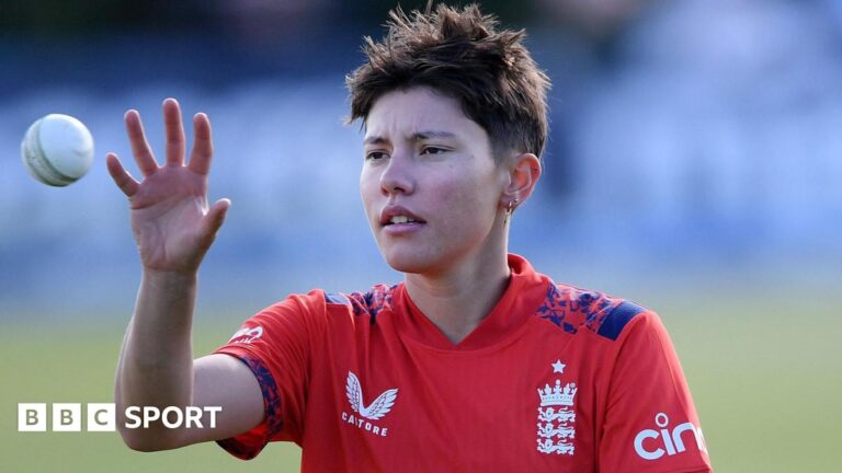 Issy Wong: Fast Bowler включает в себя в сборной Англии команду «Путь» для тренировочного лагеря Абу -Даби