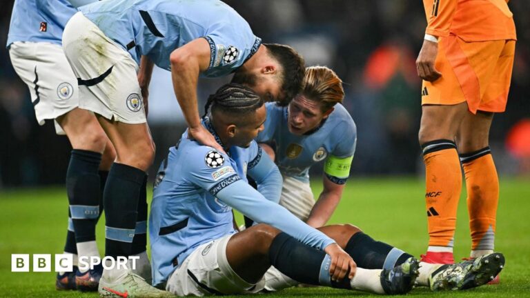 Мануэль Аканджи: Защитник Man City в течение 10 недель с травмой бедра