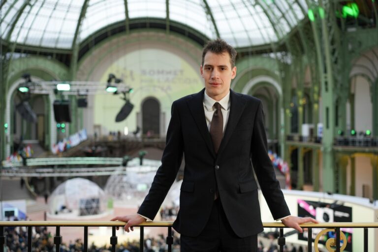 Миштрал приходит к бизнесу