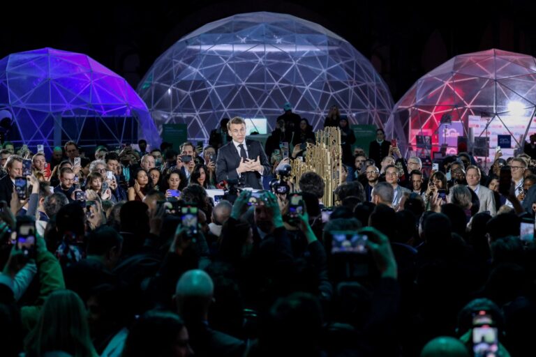 Macron призывает Европу упростить свои правила, чтобы вернуться в гонку ИИ