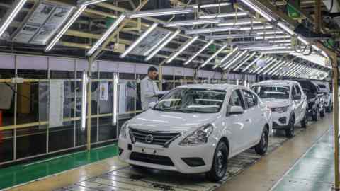 Работник на производственной линии на заводе Renault-Nissan в Ченнаи, Индия
