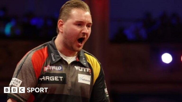 World Masters Darts: Dimitri van den Bergh поражает девять-дрейтер, Люк Литтлер бьет Джеймса Уэйда