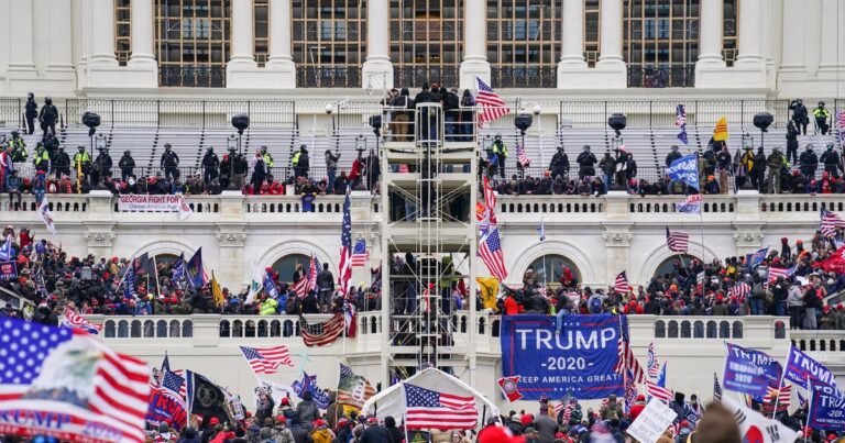 Агенты ФБР предъявлены в суд на администрацию Трампа в течение 6 января.