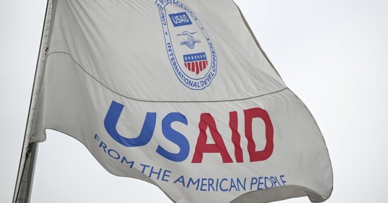 Когда Трамп закрывает миссии USAID, чиновники предупреждают вспышку Эболы в Уганде распространится