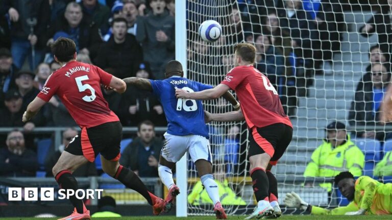 Everton 2-2 Man Utd: VAR не должен был задействовать штраф — Дэвид Мойес