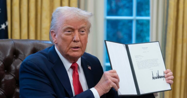 Трансгендерная молодежь подана в суд за исполнительный приказ Трампа, направленная на уход за гендерным подтверждением