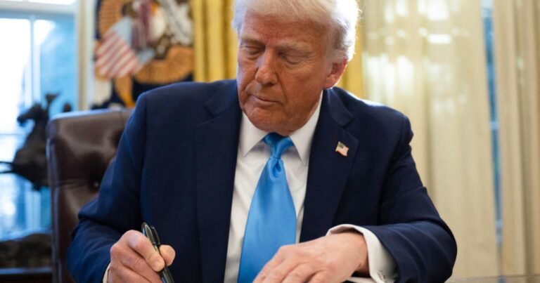 Трамп подписать исполнительный порядок, который запретит трансгендерным спортсменам от женского спорта