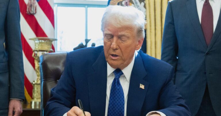 Трамп бары федерального финансирования для школ с мандатами на вакцину с протеканием