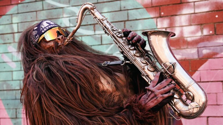 Saxsquatch берет свой саксофон в туре по США размером с бигфуд