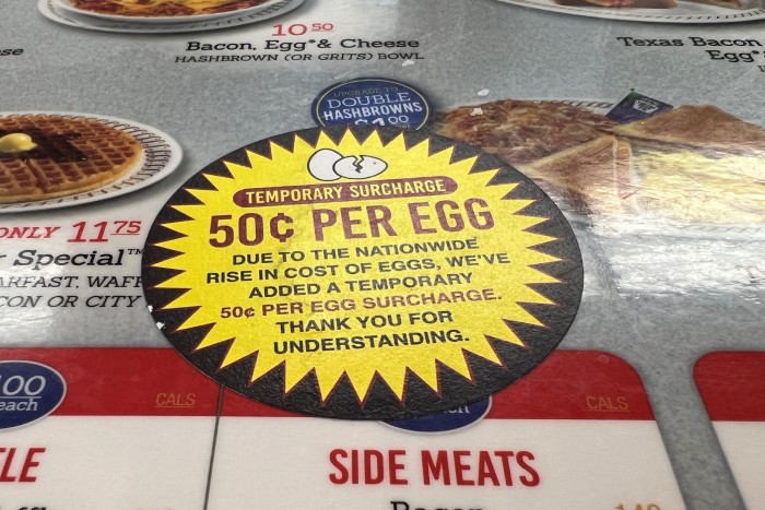 Меню в ресторане Waffle House демонстрирует наклейку, которая советует клиентам о росте цены на яйцо на 50 центов из -за общенационального роста стоимости яиц »в Хьюстоне, штат Техас, 6 февраля 2025 года.