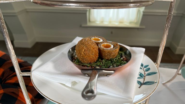 Первое в мире лабораторное мясное шотландское яйцо в Fortnum и масонах.