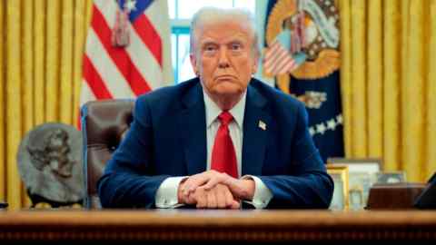 Президент Дональд Трамп в Овальном кабинете