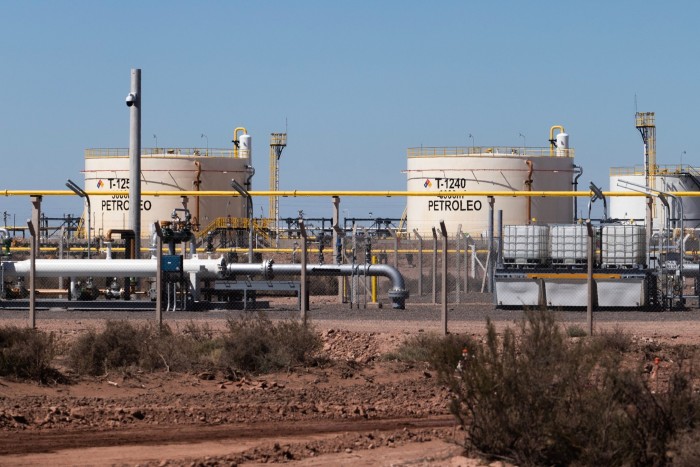 Нефтяные трубопроводы и хранилища в вака -муорта сланцевой нефтяной и газовой бурения в провинции Патагонианство в Нокеен, Аргентина