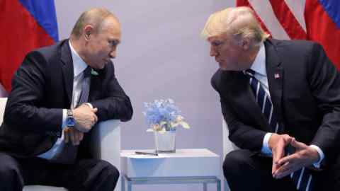 Владимир Путин, слева, с Дональдом Трампом на саммите Гамбурга G20 в 2017 году