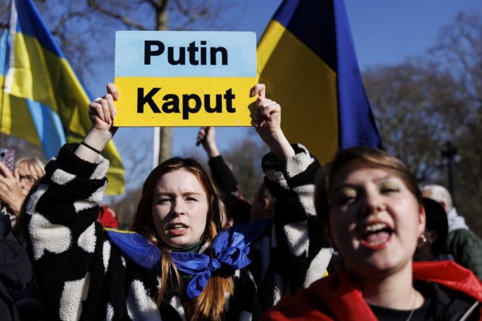 Участники кампании в про-среане держат анти-путин-плакаты, когда они собираются возле Ланкастерского дома в воскресенье