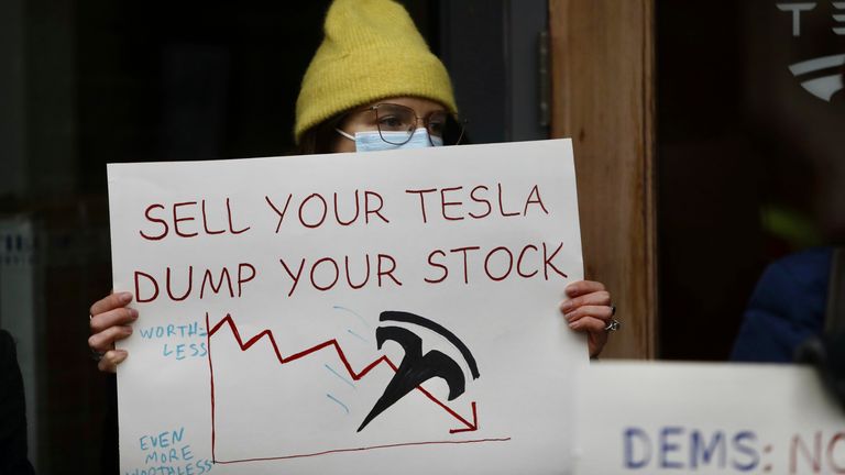 Протестующий возле выставочного зала Tesla в Сиэтле в феврале. PIC: AP