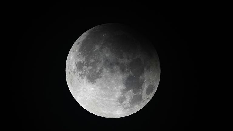 Частичное лунное затмение наблюдалось в Ливерпуле в прошлом году. PIC: PA