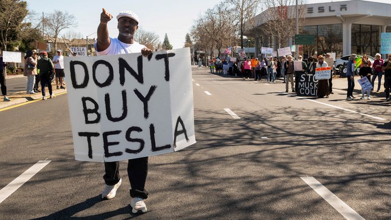 Люди протестуют против Теслы и Элона Маск за пределами дилерского центра Tesla в Пало -Альто, Калифорния, США, 8 марта 2025 года. Reuters/Laure Andrillon