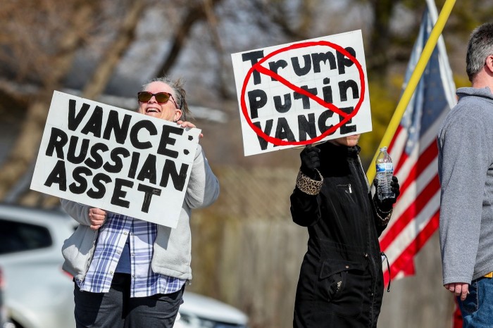 Протестующие держат знаки в качестве вице-президента США JD Vance Tours Vantage Plastics в Бэй-Сити, штат Мичиган