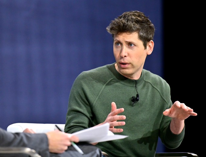 Сэм Альтман выступает на сцене на саммите New York Times Dealbook 2024.