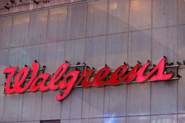 Walgreens соглашается на приобретение частной инвестиционной фирмой почти на 10 миллиардов долларов США.