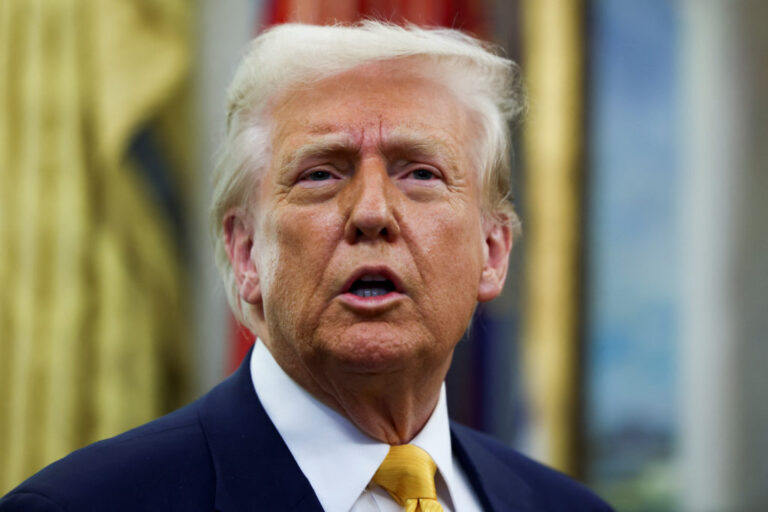 Смотреть в прямом эфире: Трамп говорит с круглым столом для бизнеса, поскольку рынки реагируют на тарифы, неопределенность